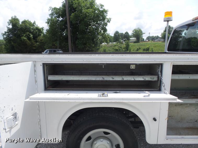 image for item DD7231 2008 Ford F250 Super Duty XL utility bed pickup truck