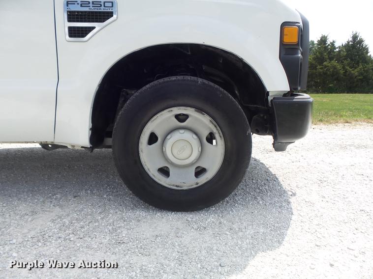 image for item DD7231 2008 Ford F250 Super Duty XL utility bed pickup truck