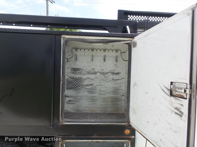 image for item DD7233 2007 Ford F550 Super Duty XL flatbed truck