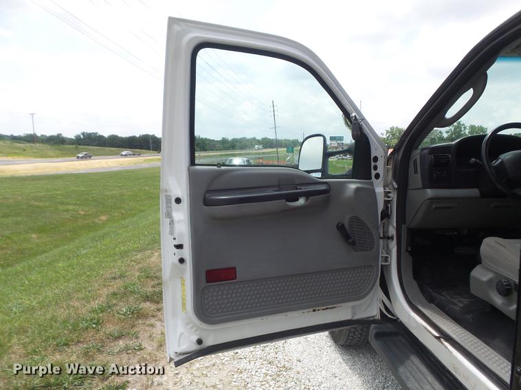 image for item DD7233 2007 Ford F550 Super Duty XL flatbed truck