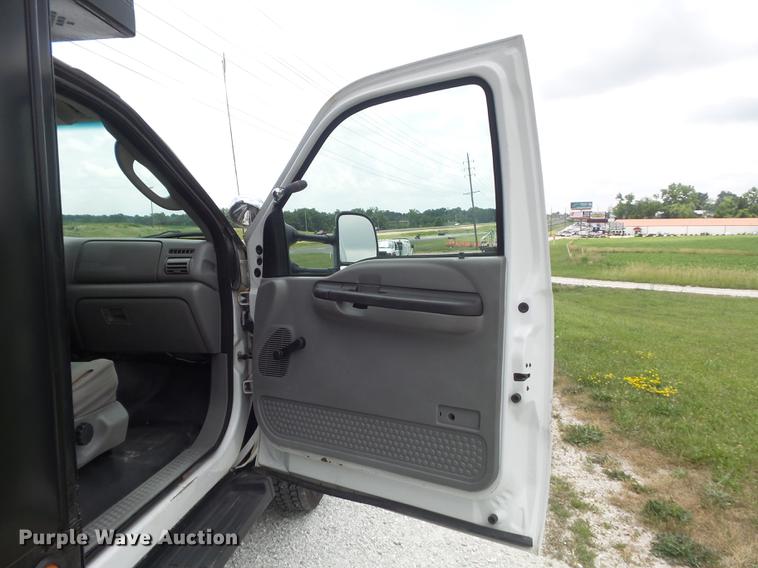 image for item DD7233 2007 Ford F550 Super Duty XL flatbed truck