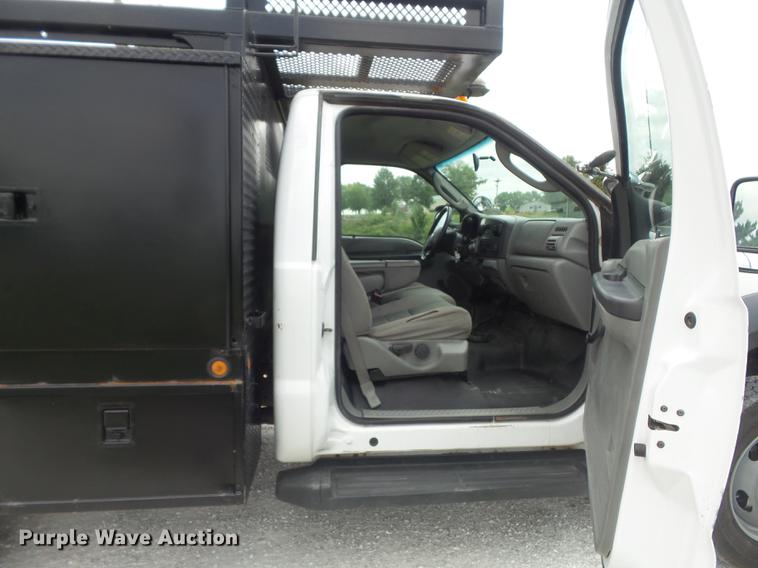 image for item DD7233 2007 Ford F550 Super Duty XL flatbed truck