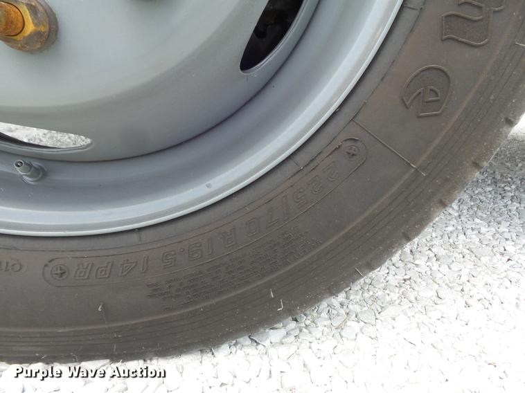 image for item DD7233 2007 Ford F550 Super Duty XL flatbed truck