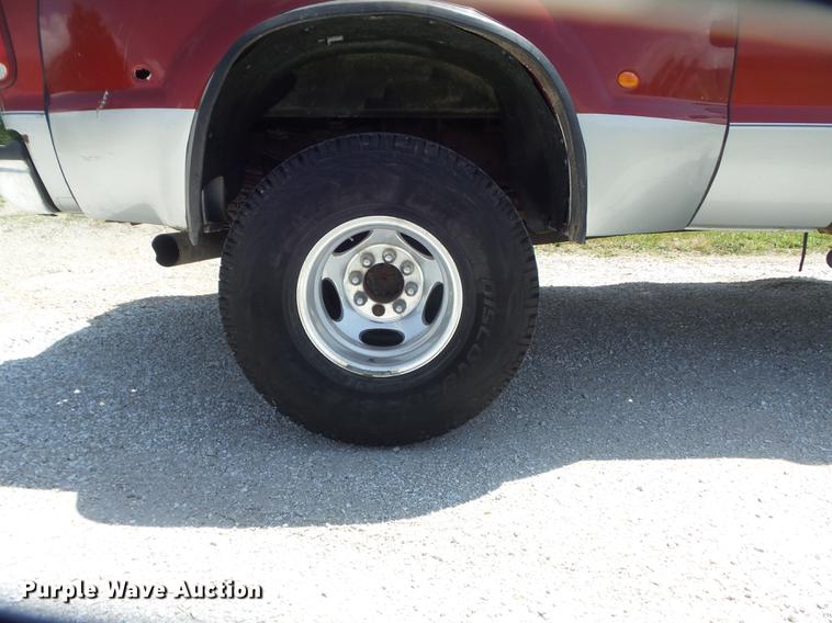 image for item DD7240 2003 Ford F350 Super Duty XLT SuperCab pickup truck