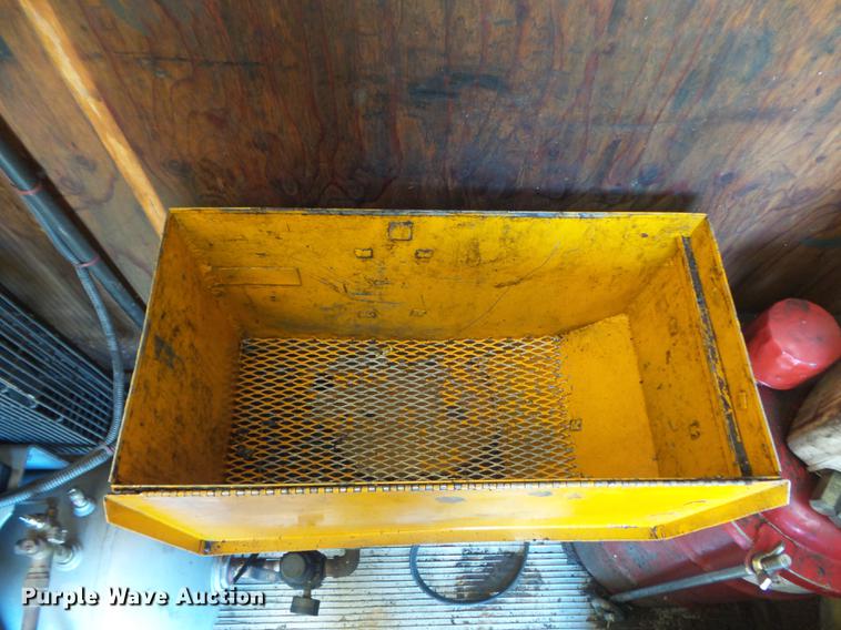 image for item DD7242 2000 Ford F550 service truck