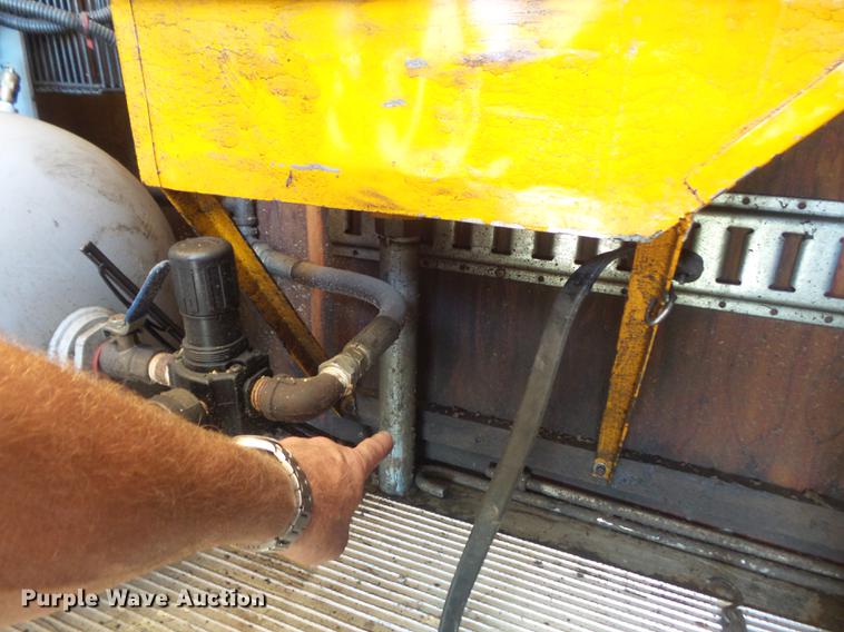 image for item DD7242 2000 Ford F550 service truck