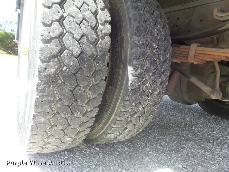 image for item DD7242 2000 Ford F550 service truck