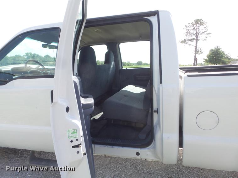image for item DD7243 1999 Ford F350 Super Duty XL Crew Cab pickup truck