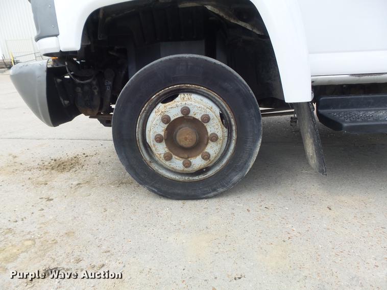 image for item DD7249 2008 GMC C5500 flatbed truck