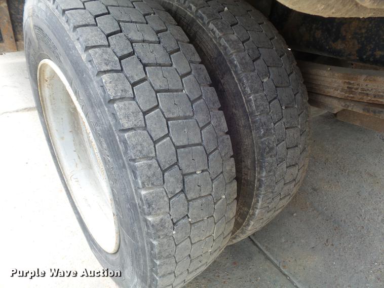 image for item DD7249 2008 GMC C5500 flatbed truck