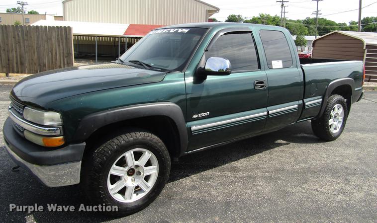 image for item DD7501 2002 Chevrolet Silverado 1500 LS Ext. Cab pickup truck