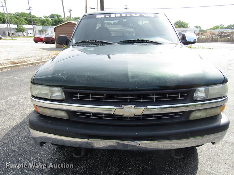 image for item DD7501 2002 Chevrolet Silverado 1500 LS Ext. Cab pickup truck