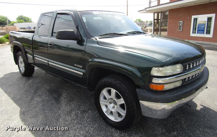 image for item DD7501 2002 Chevrolet Silverado 1500 LS Ext. Cab pickup truck