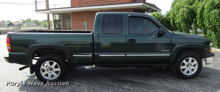 image for item DD7501 2002 Chevrolet Silverado 1500 LS Ext. Cab pickup truck