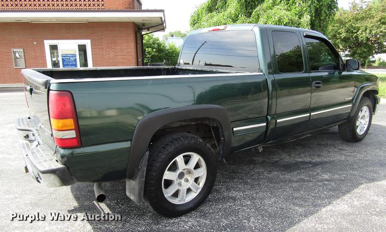 image for item DD7501 2002 Chevrolet Silverado 1500 LS Ext. Cab pickup truck