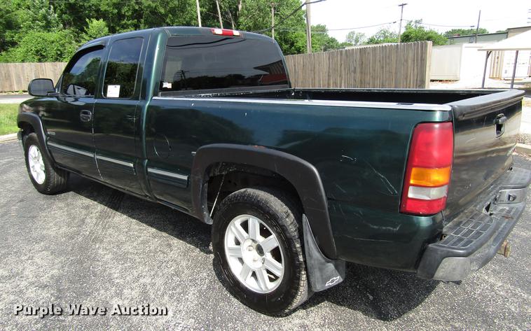 image for item DD7501 2002 Chevrolet Silverado 1500 LS Ext. Cab pickup truck