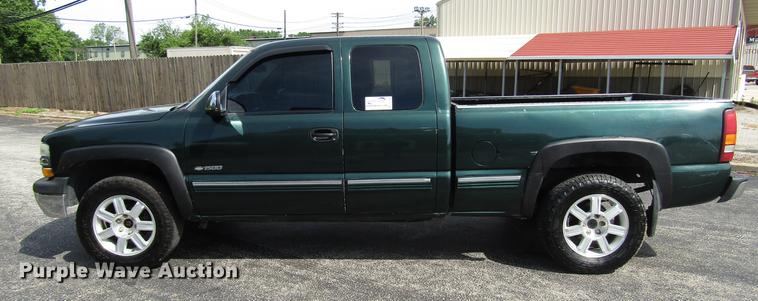 image for item DD7501 2002 Chevrolet Silverado 1500 LS Ext. Cab pickup truck