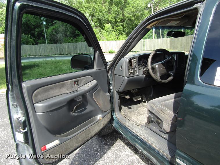 image for item DD7501 2002 Chevrolet Silverado 1500 LS Ext. Cab pickup truck