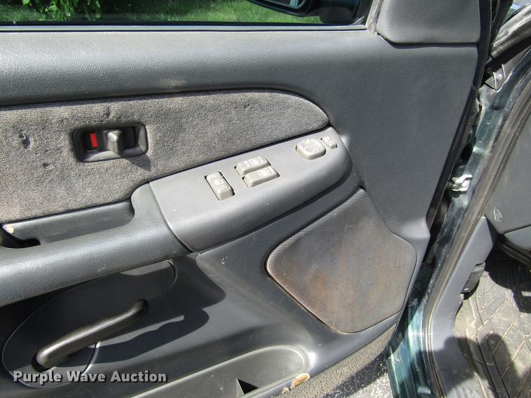 image for item DD7501 2002 Chevrolet Silverado 1500 LS Ext. Cab pickup truck