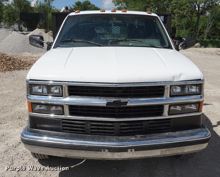 image for item DD7716 1994 Chevrolet 3500HD flatbed pickup truck