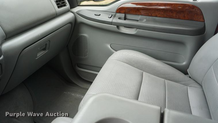 image for item DD7727 2002 Ford F250 Super Duty Lariat Crew Cab pickup truck