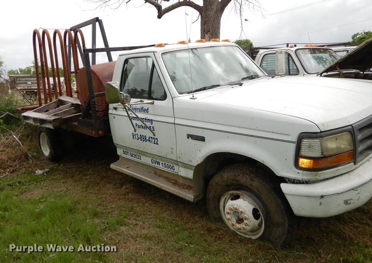 image for item DE1814 1993 Ford F450 Super Duty flatbed truck