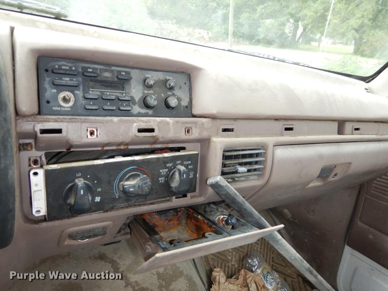 image for item DE1814 1993 Ford F450 Super Duty flatbed truck
