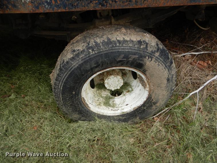 image for item DE1814 1993 Ford F450 Super Duty flatbed truck