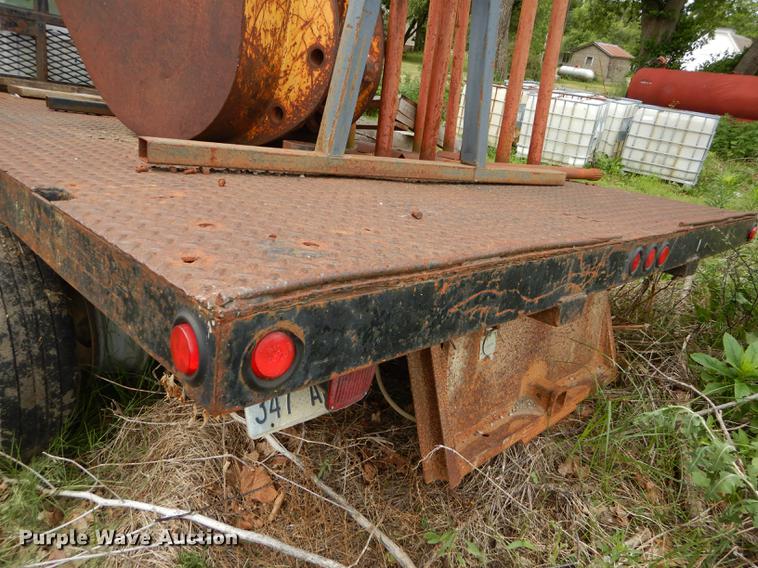 image for item DE1814 1993 Ford F450 Super Duty flatbed truck