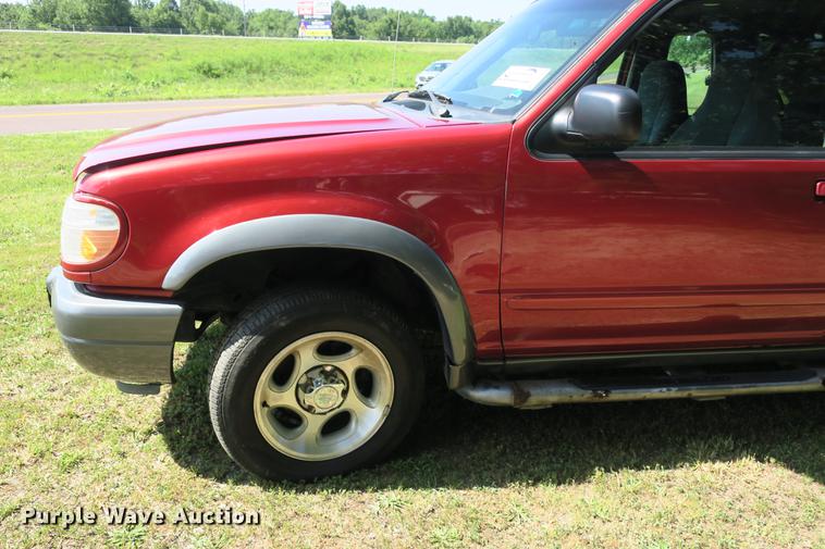 image for item DE3714 2000 Ford Explorer Sport SUV