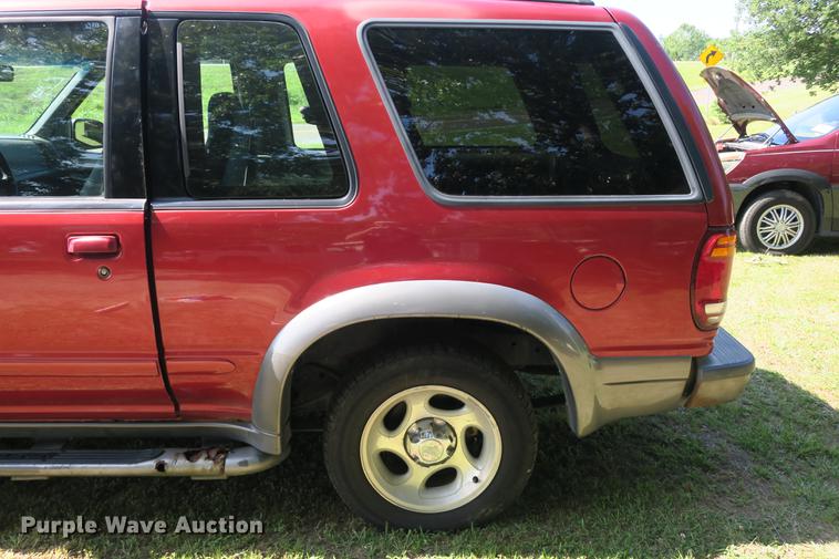 image for item DE3714 2000 Ford Explorer Sport SUV