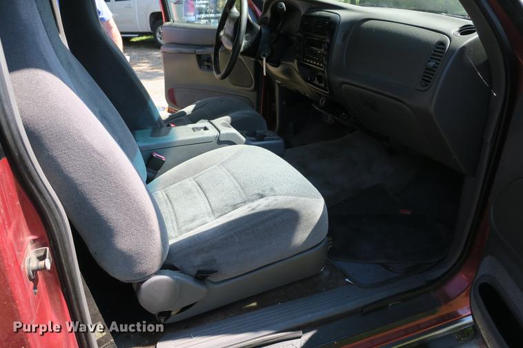 image for item DE3714 2000 Ford Explorer Sport SUV