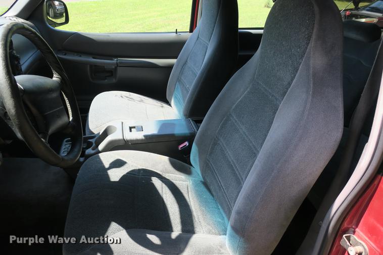 image for item DE3714 2000 Ford Explorer Sport SUV