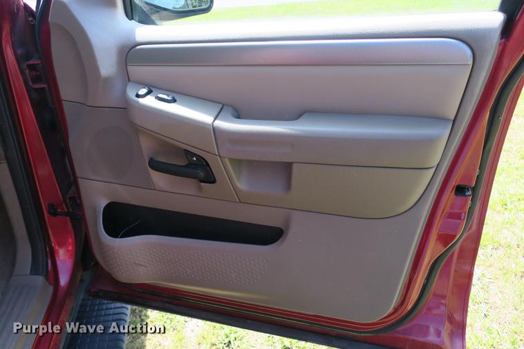 image for item DE3717 2003 Ford Explorer XLT SUV