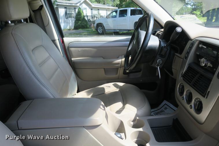 image for item DE3717 2003 Ford Explorer XLT SUV