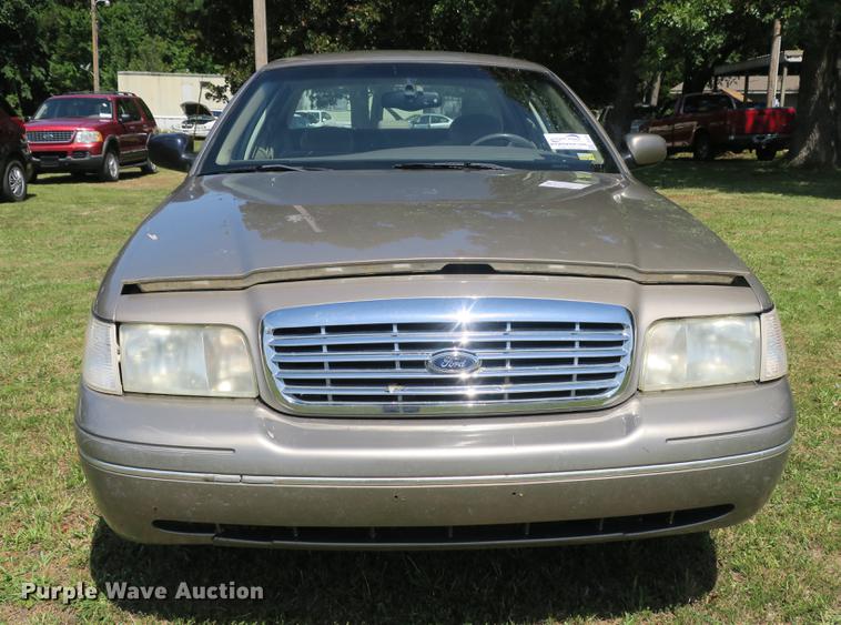image for item DE3720 2001 Ford Crown Victoria LX