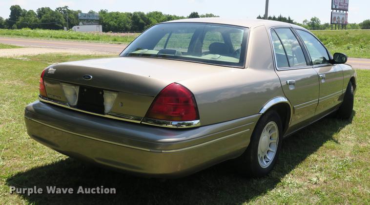 image for item DE3720 2001 Ford Crown Victoria LX