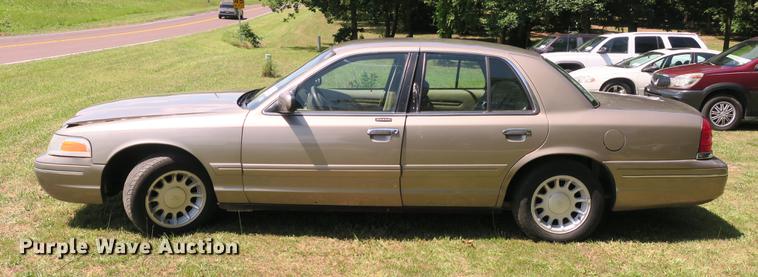 image for item DE3720 2001 Ford Crown Victoria LX