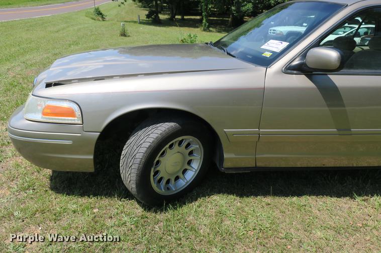 image for item DE3720 2001 Ford Crown Victoria LX