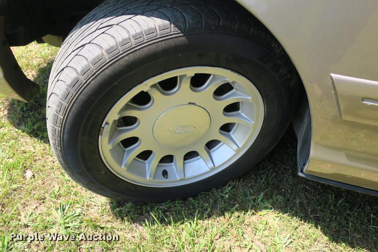 image for item DE3720 2001 Ford Crown Victoria LX