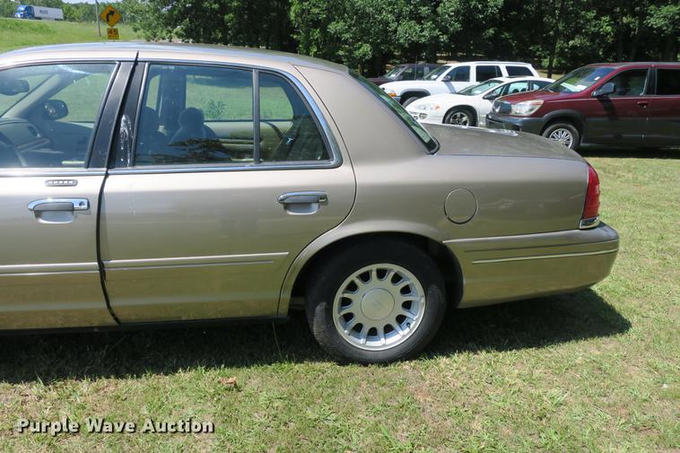 image for item DE3720 2001 Ford Crown Victoria LX