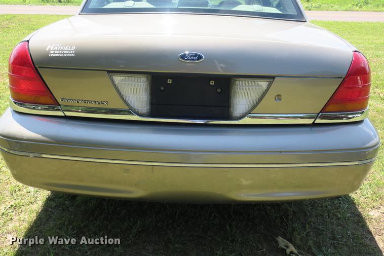 image for item DE3720 2001 Ford Crown Victoria LX
