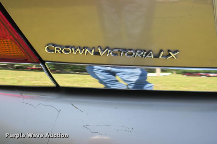 image for item DE3720 2001 Ford Crown Victoria LX