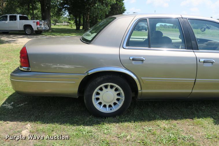 image for item DE3720 2001 Ford Crown Victoria LX