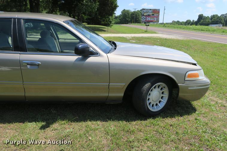 image for item DE3720 2001 Ford Crown Victoria LX