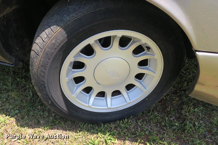 image for item DE3720 2001 Ford Crown Victoria LX