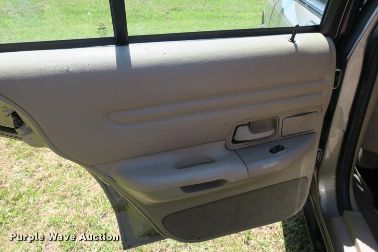 image for item DE3720 2001 Ford Crown Victoria LX