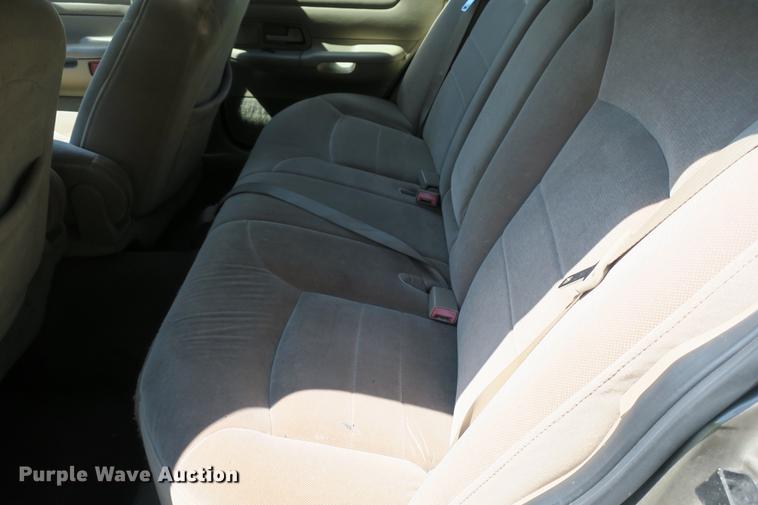 image for item DE3720 2001 Ford Crown Victoria LX
