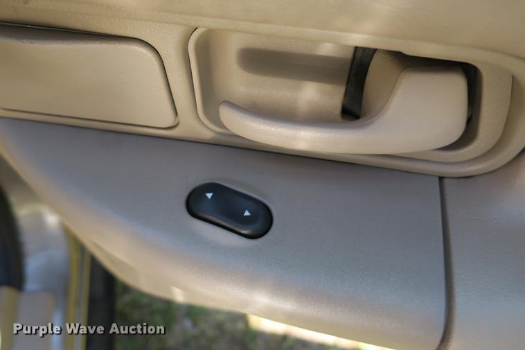 image for item DE3720 2001 Ford Crown Victoria LX