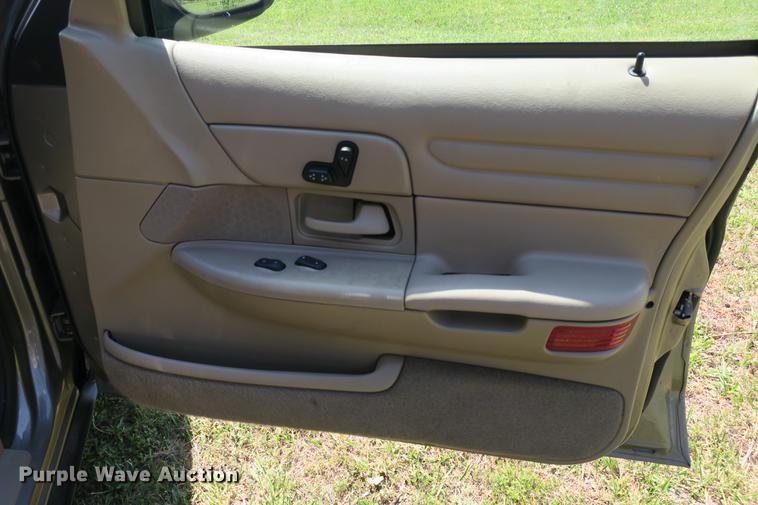image for item DE3720 2001 Ford Crown Victoria LX